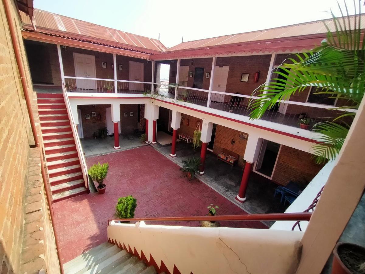 Naurang Yatri Niwas Hotel Garli Bagian luar foto