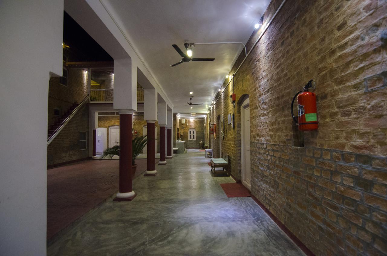 Naurang Yatri Niwas Hotel Garli Bagian luar foto